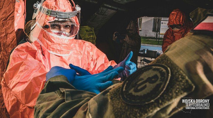 Żołnierze 2 LBOT pobiorą wymazy na obecność COVID-19 od pracowników DPS-ów