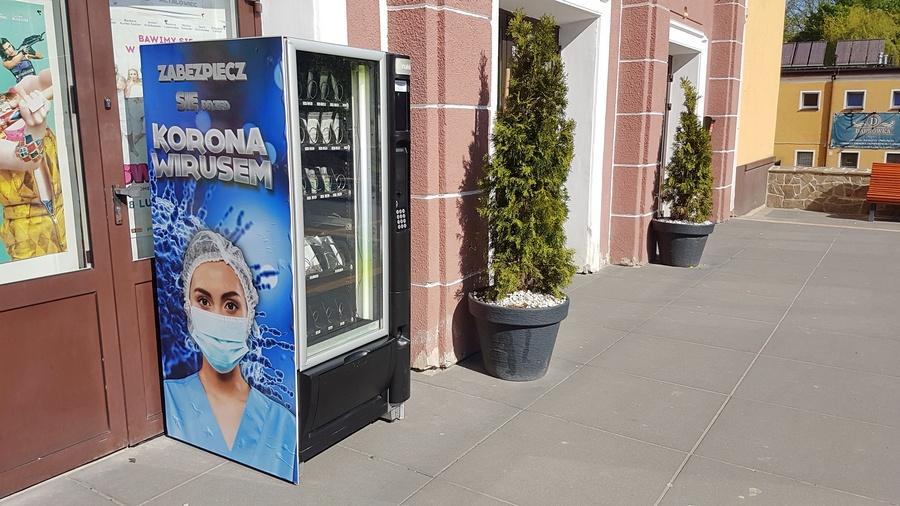 Były napoje i przekąski, teraz są maseczki, rękawiczki i mydło