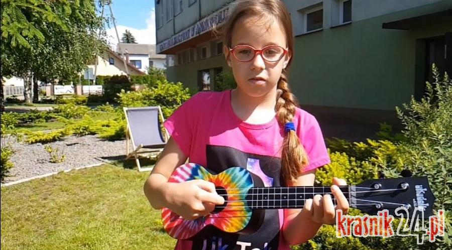 Młodzi wokaliści z CK Annopol w wakacyjnej piosence