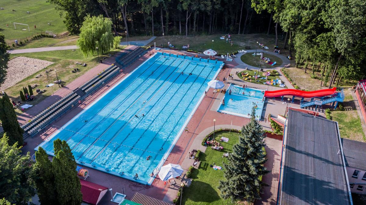 Basen w nocy jest zamknięty, mimo to postanowił popływać
