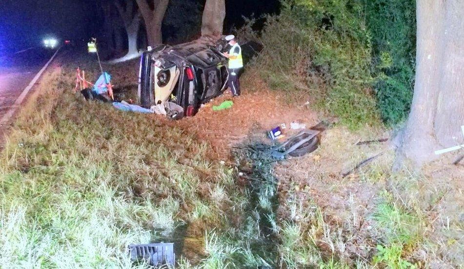 Po alkoholu i bez prawa jazdy: 18-latka w Passacie z trójką pasażerów uderzyła w drzewo i wylądowała w rowie