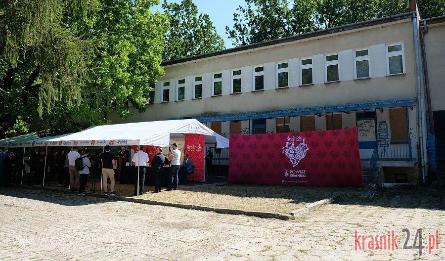 Umowa na rewiatalizację byłej przychodni podpisania. Za trzy lata powstanie tu nowy ośrodek dla niepełnosprawnych, starszych oraz ich rodzin