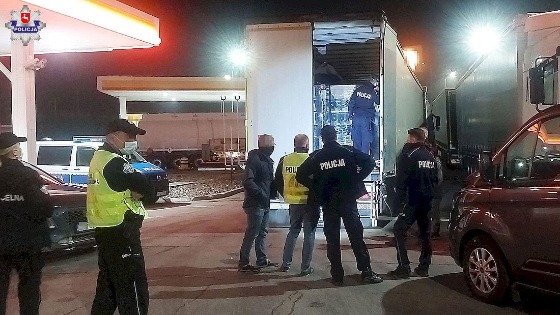 Kraśnik. Afgańczyk ukrywał się za ładunkiem groszku w naczepie białoruskiego tira