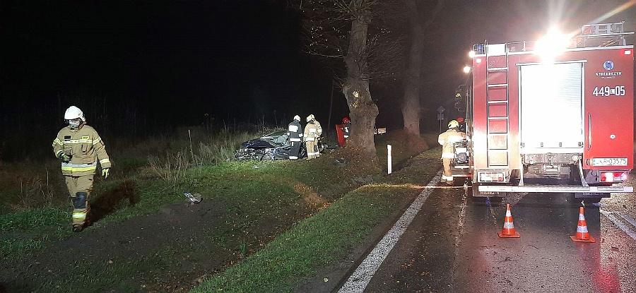 Gościeradów. Tragiczny wypadek na krajówce. Nie żyje 2 pasażerów, kierowca trafił do szpitala
