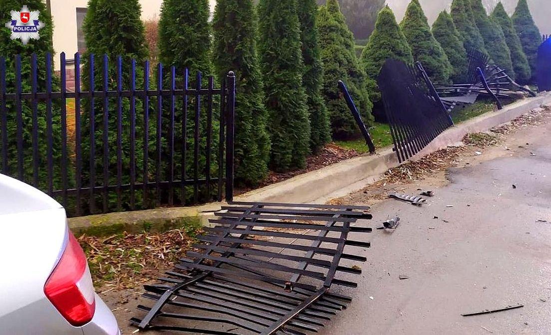 Nie wziął pod uwagę, że jest ślisko i skasował płot