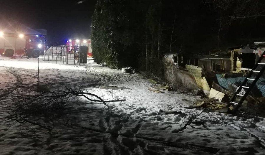 Dwaj strażnicy miejscy uratowali bezdomnego mężczyznę. Wyprowadzili go z płonącej altanki