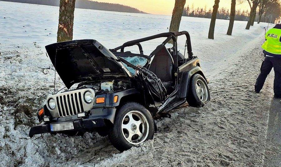Niebezpiecznie na drogach. Jeep w rowie i odpadające koła