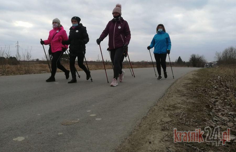 Maszerowali z kijami z okazji Dnia Kobiet i by pomóc Bartkowi