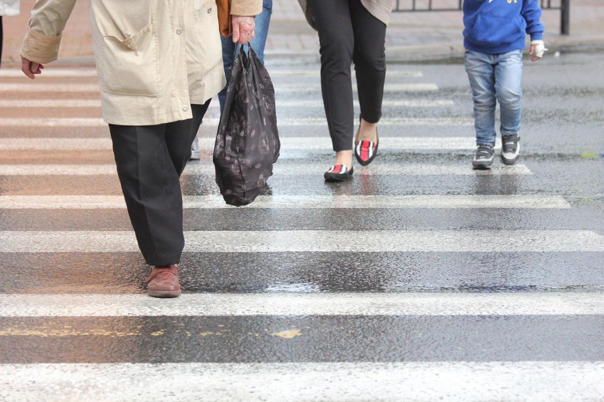 Piesi z większymi uprawieniami ale bez komórek na przejściach
