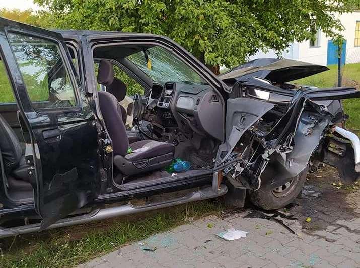 Jazdę skończyli na drzewie