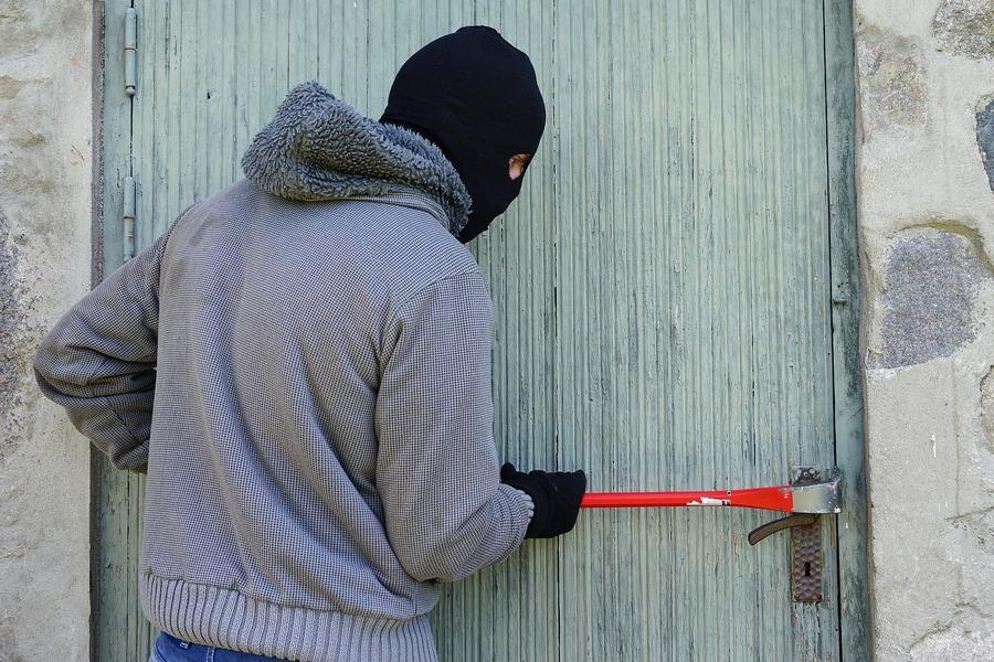 Włamywacze i złodzieje nie mają wakacji
