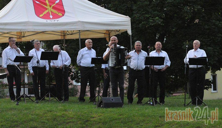 Rozśpiewane niedzielne popołudnie na skwerze przy Spółdzielczej