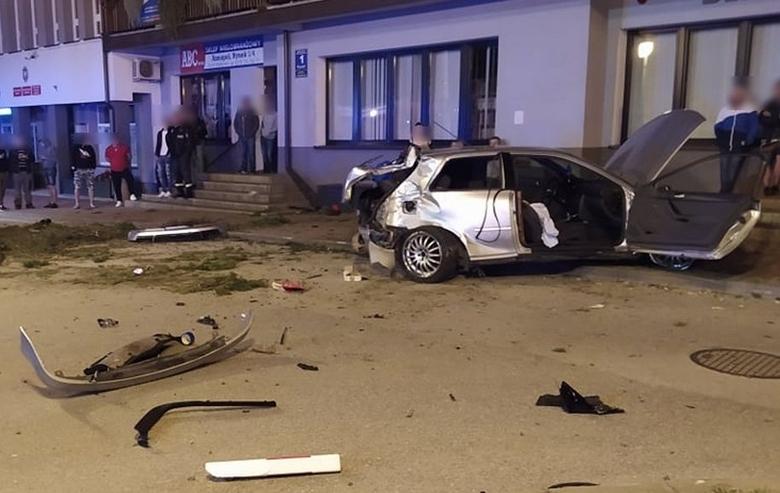 Przesadził z prędkością, razem z pasażerką wypadł z auta