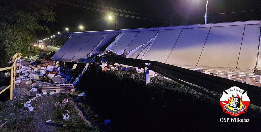 Ciężarówka z drożdżami przewróciła się na drodze