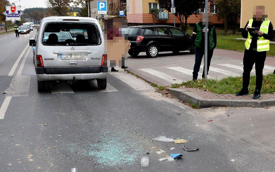 Skuterem bez uprawnień, bez kasku - uderzyli w tył samochodu