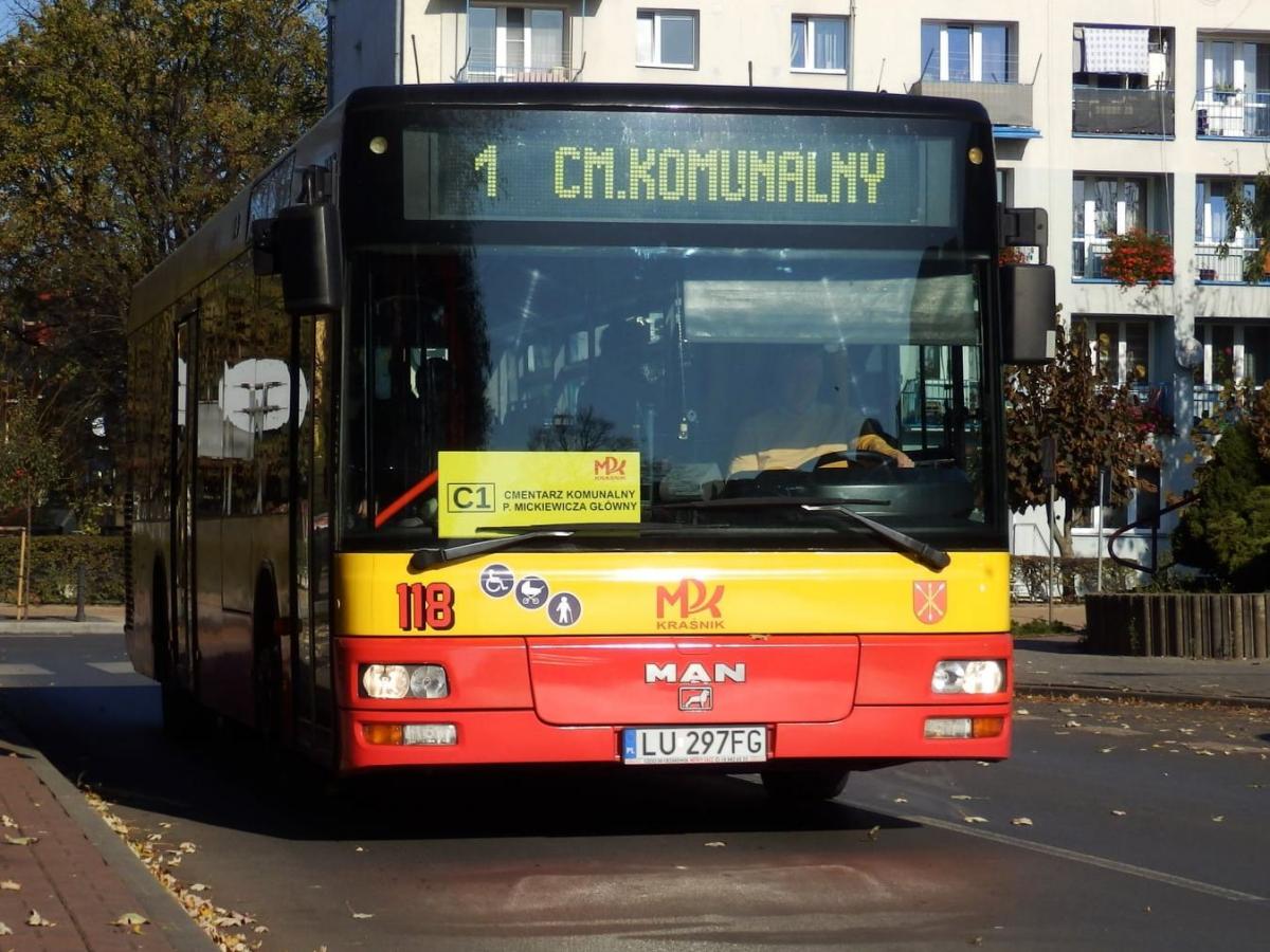 Wszystkich Świętych. Będzie więcej kursów autobusów i zmiany na ulicach przy cmentarzu