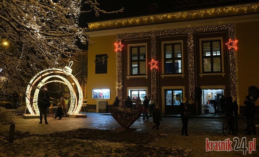 Miasto w świątecznym klimacie. Miejska choinka już świeci