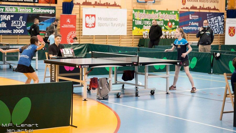 Świątecznie zagrali w tenisa stołowego