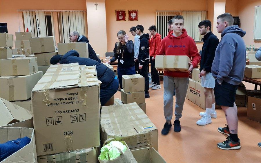 Pomoc z powiatu dla walczących żołnierzy i miast partnerskich