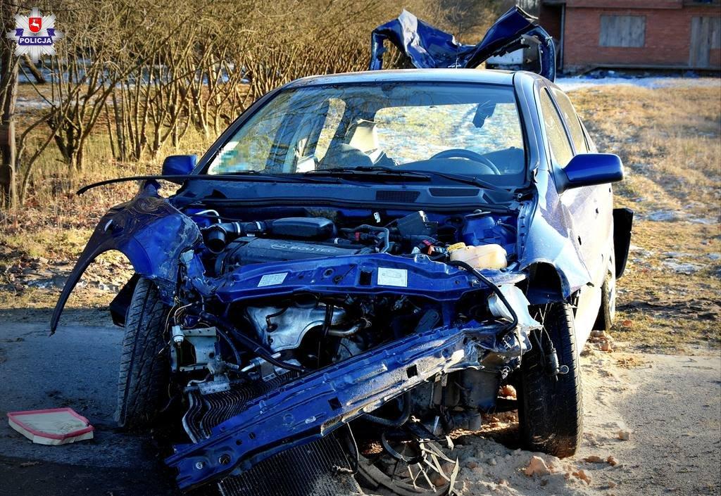 Za szybko na łuku. Jedna osoba nie żyje, trzy trafiły do szpitala