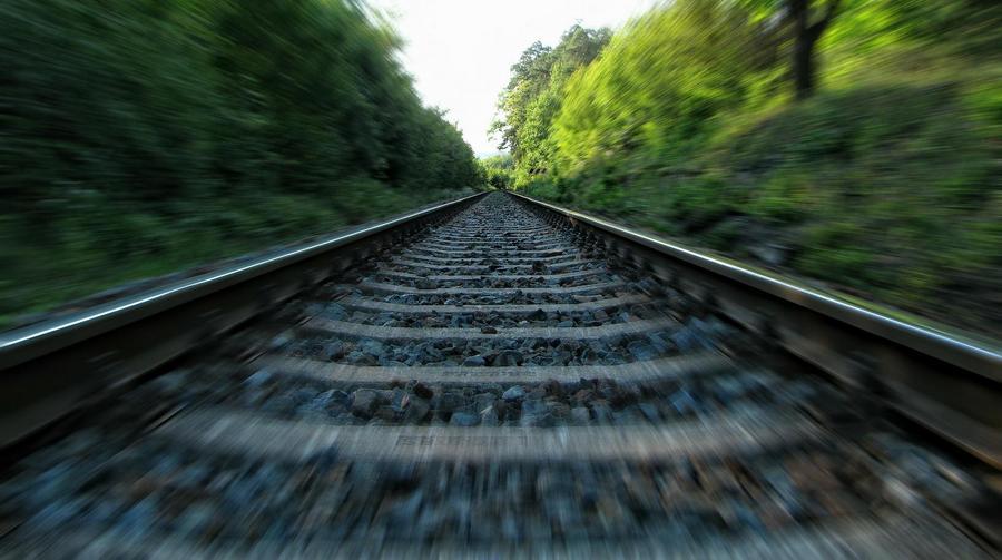 O krok od tragedii. W ostatniej chwili zabrali kobietę z torów