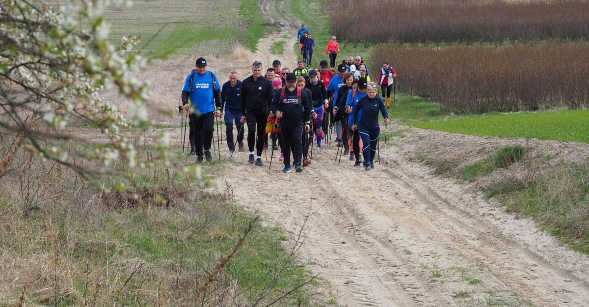 Przez lasy i pola... Miłośnicy nordic walkingu spotkali się w Kraśniku