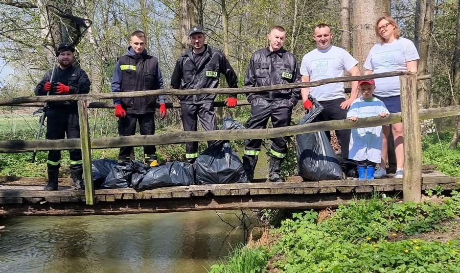 Dzierzkowice. Dzięki strażakom i mieszkańcom rzeka jest czystsza