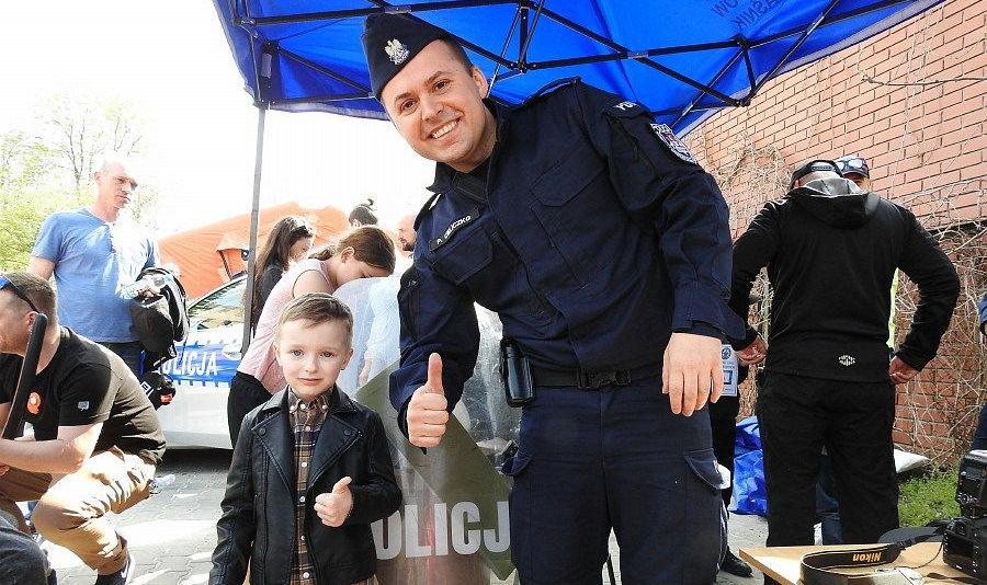 Było głośno, tłumnie, mundurowo