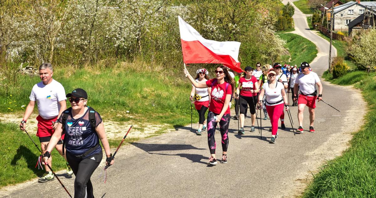 Z kijami, w narodowych barwach, po nadwiślańskich terenach