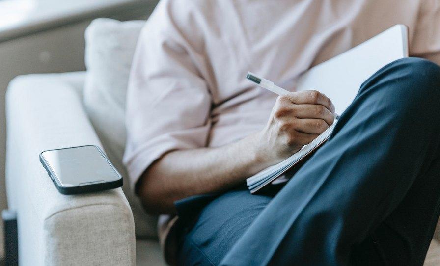 Odręcznie zapisany pamiętnik. Znaczenie zapisków w autoterapii i psychoterapii