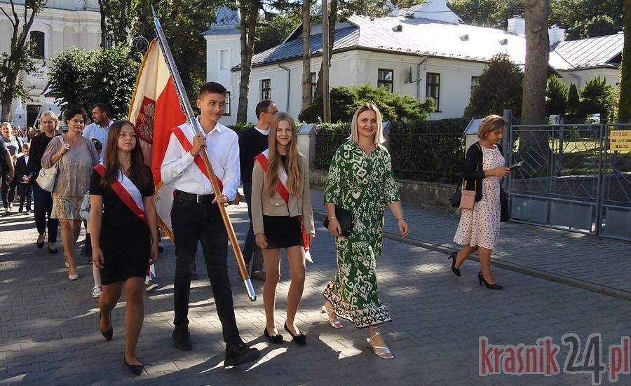 Urzędów. W nowy rok szkolny z nowym kierownictwem.  Nieoczekiwana zmiana dyrektora