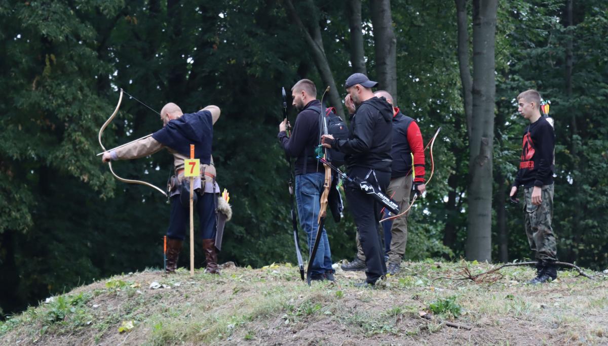 Łucznicze oblężenie zamkowego wzgórza