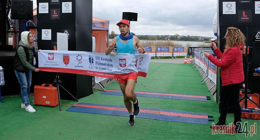 Szybki bieg ze świetnym wynikiem. Michał Biały najlepszy w kraśnickim półmaratonie