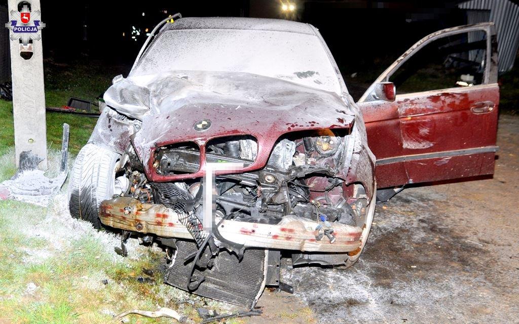 Wiata, studnia, brama, auto w płomieniach
