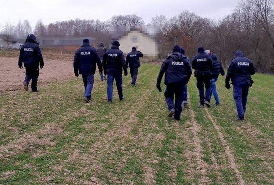 Wyszła z domu w samych kapciach i swetrze. Odnaleziono ją po kilku godzinach na polu