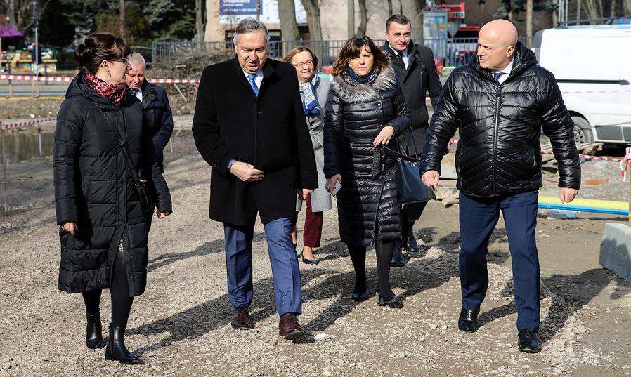 Wiceminister Rodziny i Polityki Społecznej na budowie kraśnickiego Centrum Wsparcia