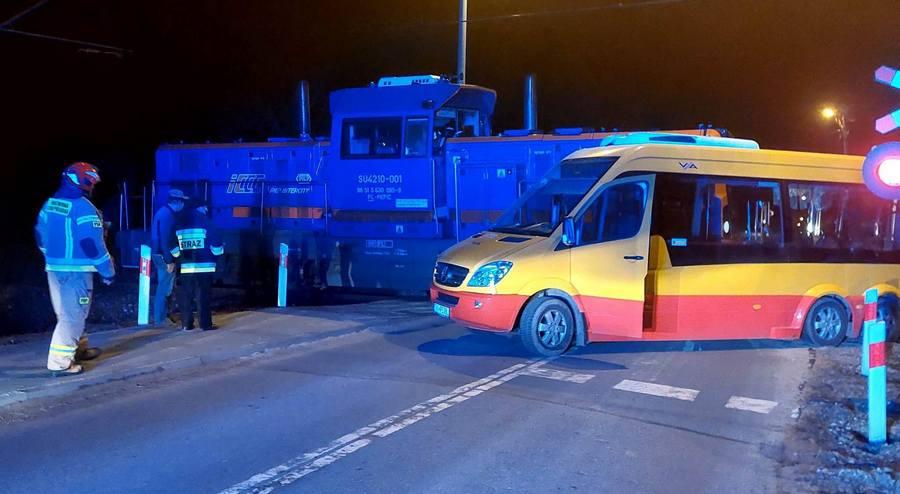Lokomotywa zderzyła się z autobusem