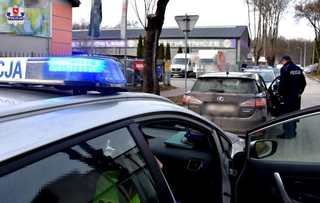 Narozrabiał na parkingu i odjechał... z promilami