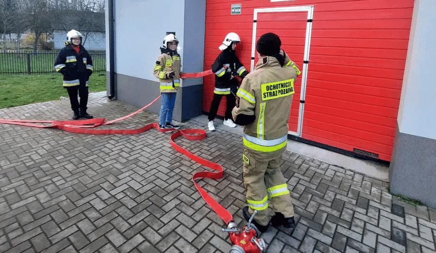 Strażacka młodzież na praktycznym szkoleniu