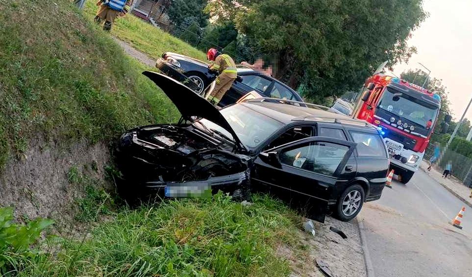 Kierowca z promilami zakończył jazdę na dachu