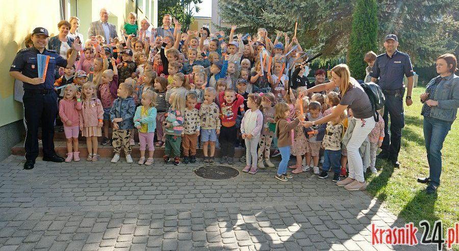 Bezpieczne przedszkolaki na przejściu