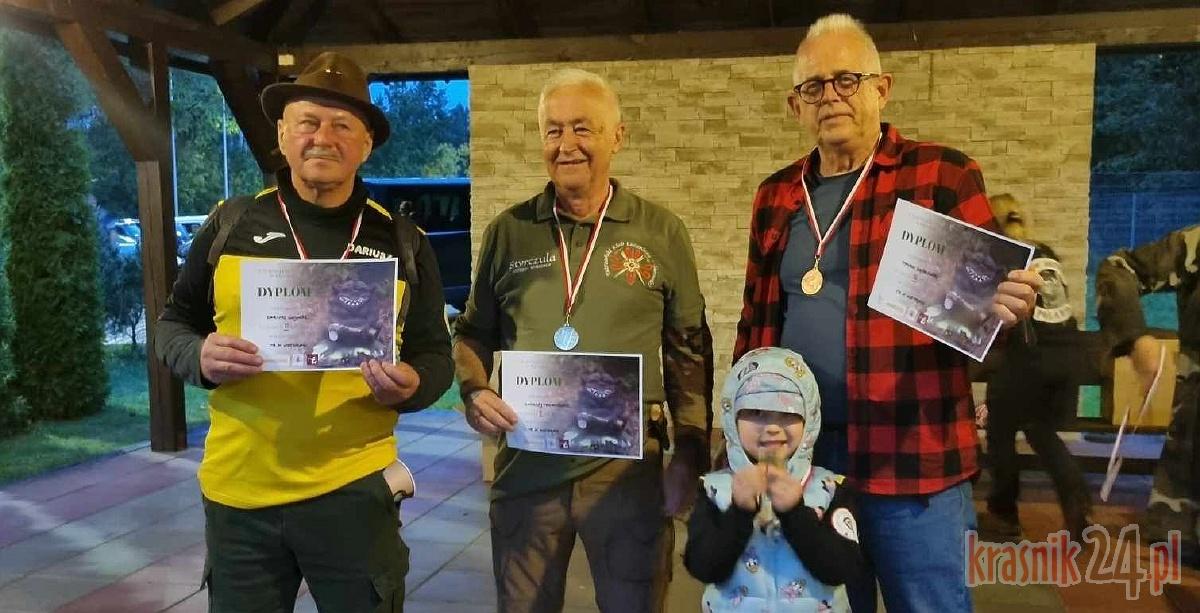 Andrzej Trynkiewicz na podium radomskiego turnieju łuczniczego