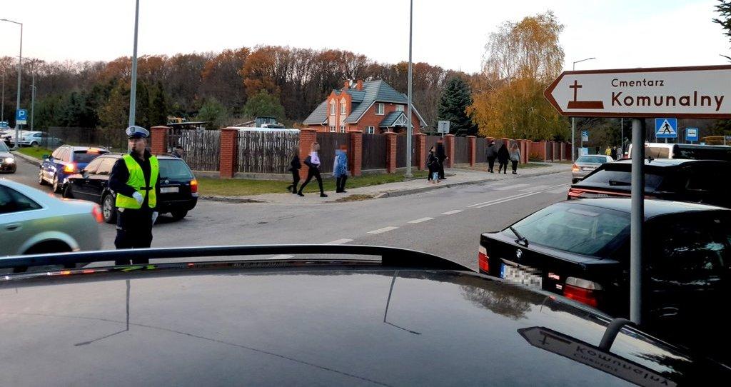 Wszystkich Świętych. Większy ruch, więcej policjantów przy cmentarzach i na drogach