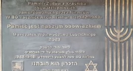 Tablica poświęcona ofiarom akcji 