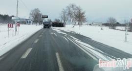 Uwaga trudne warunki na drogach! Wywrócony samochód &hellip;