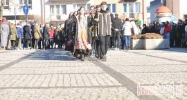 Maturzyści z Górki zatańczyli poloneza na rynku