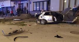 Przesadził z prędkością, razem z pasażerką wypadł z auta
