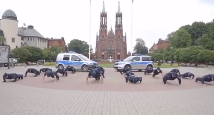 #gaszynchallenge - policjanci z Żyrardowa przyjęli wyzwanie 