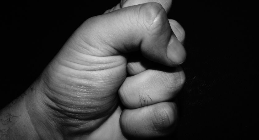 35-latek znęcał się, dusił i groził nożem swojej matce 