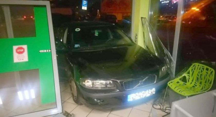 Kierująca volvo wjechała autem do apteki 